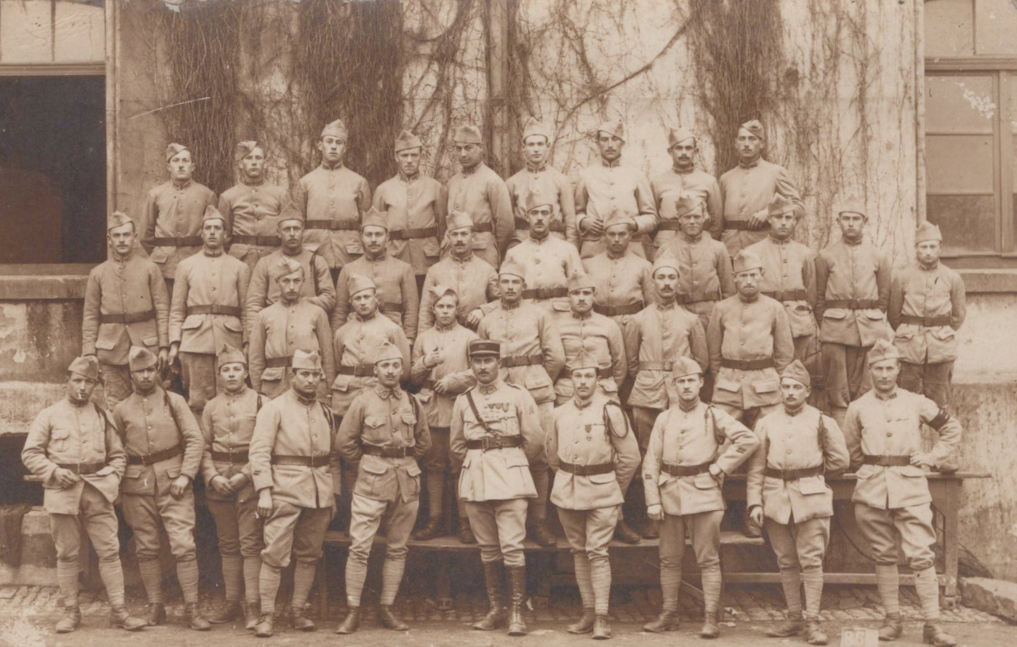 carte photo compagnie de poilus du 151°RI 1914-1918 officier très décoré