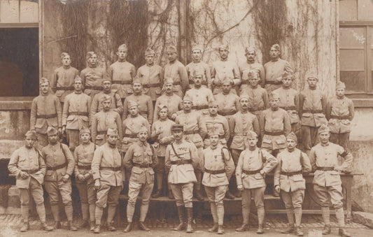 carte photo compagnie de poilus du 151°RI 1914-1918 officier très décoré