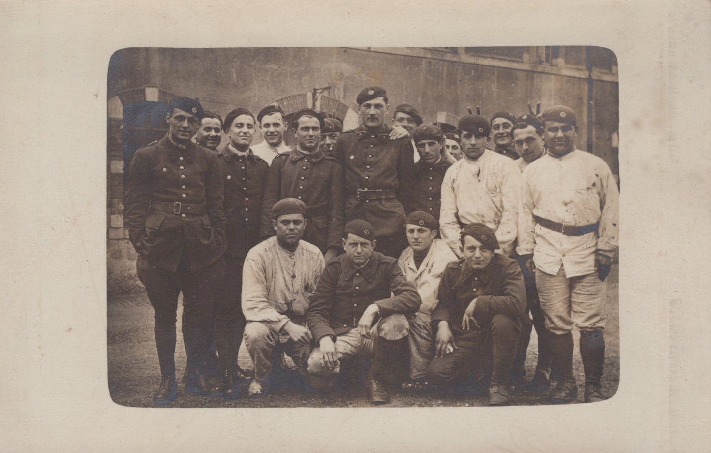 carte photo d'aérostiers avec insigne sur le béret vers 1930