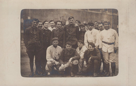 carte photo d'aérostiers avec insigne sur le béret vers 1930