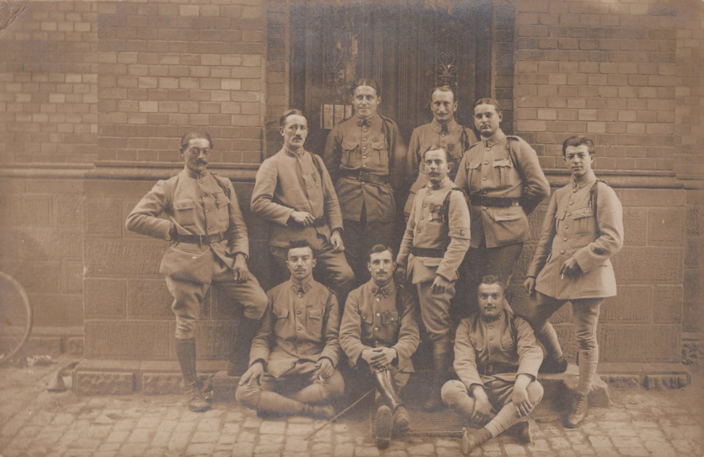 carte photo des soldats de la liaison du 22°RI (Lyon) 1914-18, brassard avec L