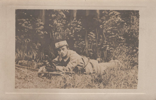 carte photo d'un poilu posté avec son fusil 1 au col 1914-1918