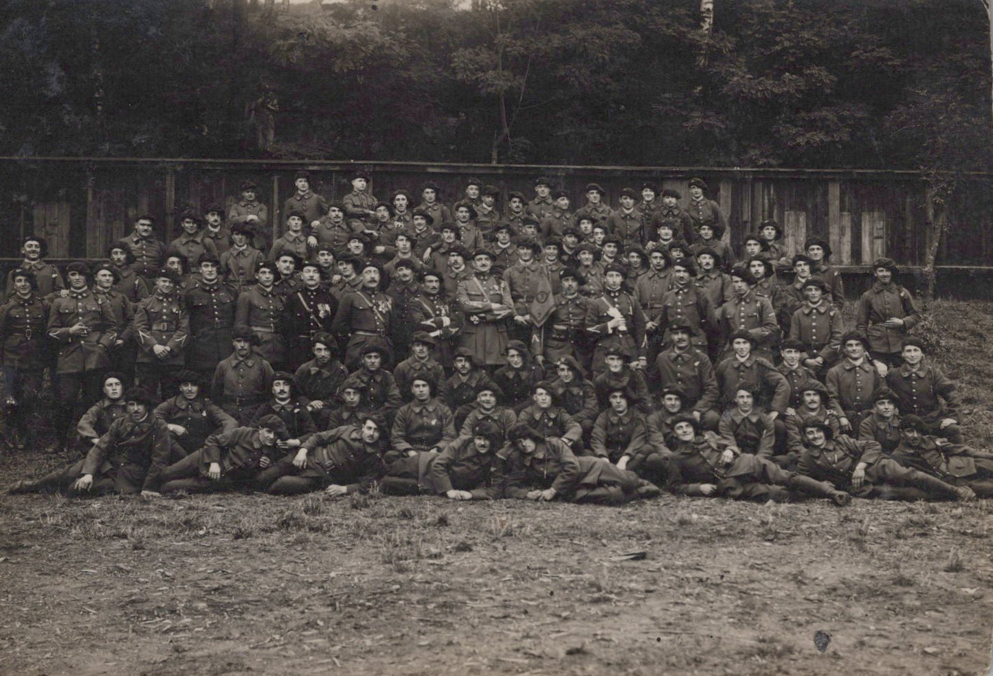 carte photo compagnie de chasseurs du 3° bataillon avec fanion et insignes années 20