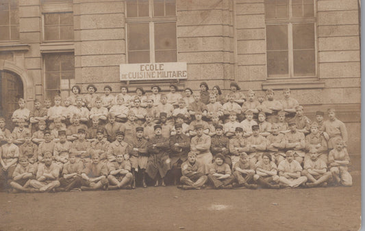 carte photo groupe de stagiaires de l'Ecole de Cuisine Militaire vers 1920