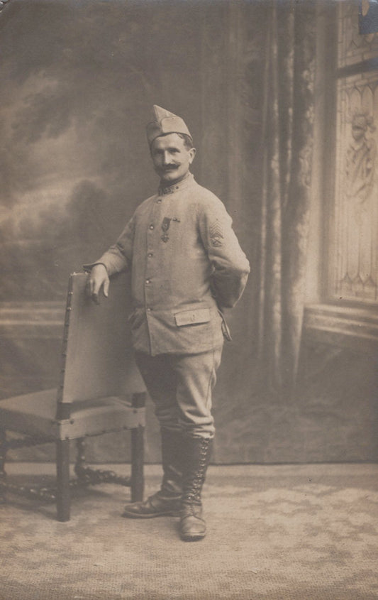carte photo d'un poilu mitrailleur décoré 1914-1918 à priori 13°RI