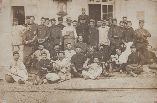 carte photo poilus d'Agen et gendarmes de Dordogne à la gare de Coursan Aude 1907 révolte des vignerons