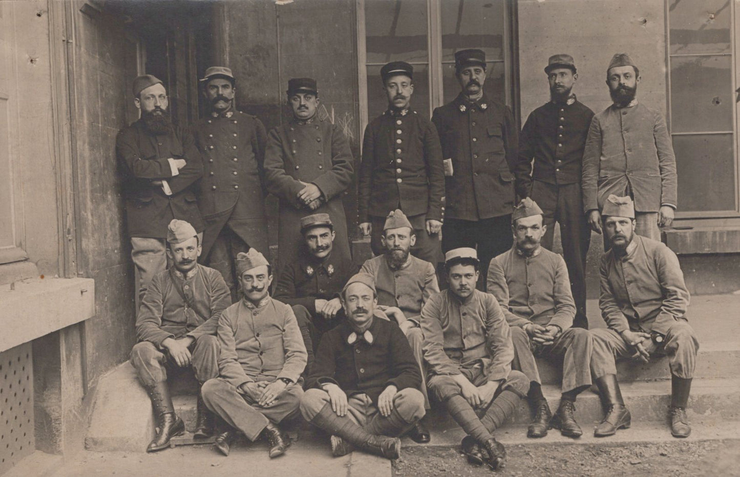 carte photo d'un groupe de soldats d'Etat Major tenues disparates 1914-18