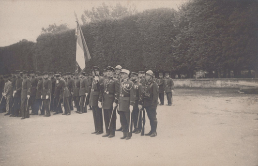 carte photo garde au drapeau d'une école vers 1920