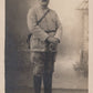 carte photo d'un officier d'infanterie équipé numéro pas très lisible