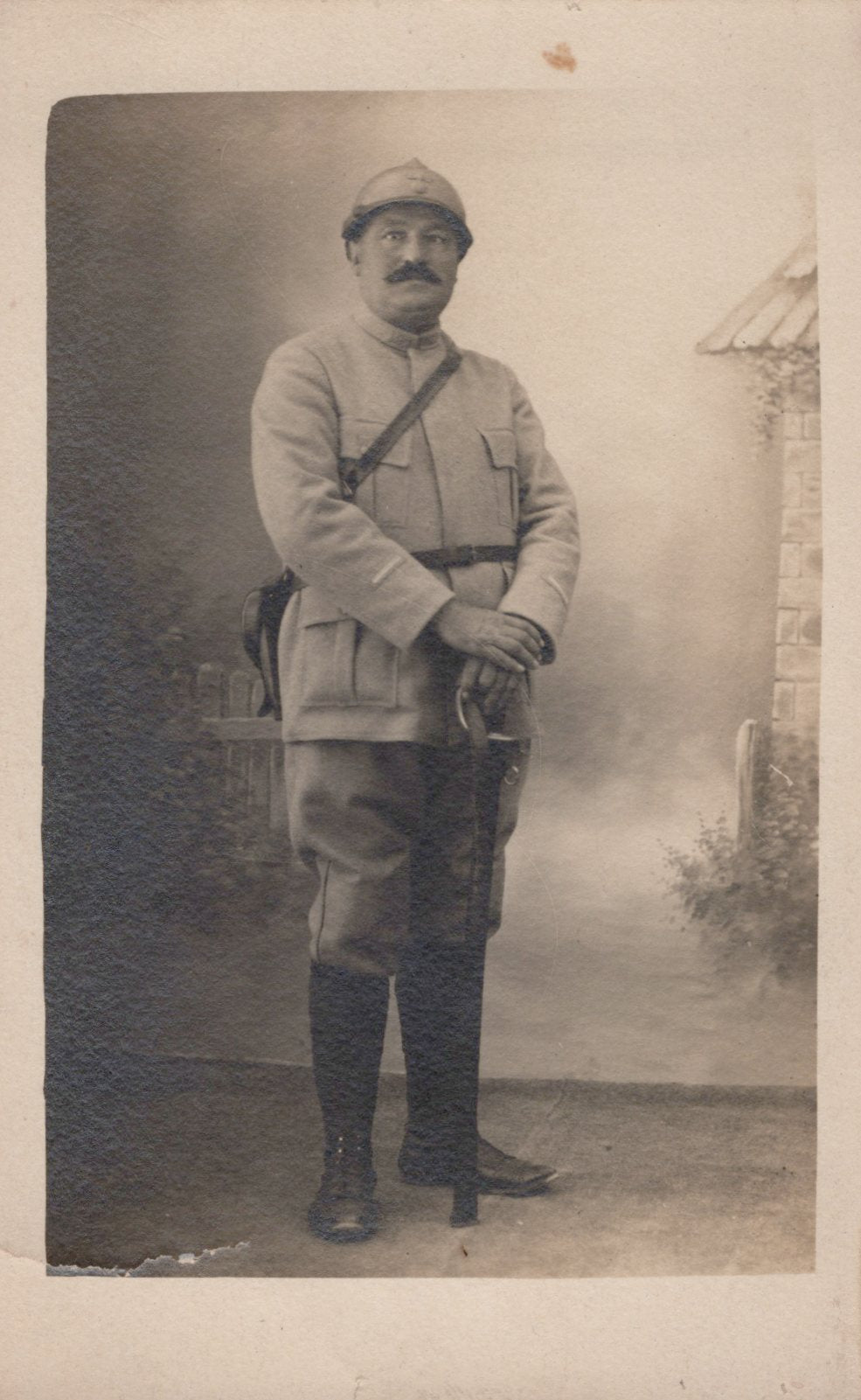 carte photo d'un officier d'infanterie équipé numéro pas très lisible