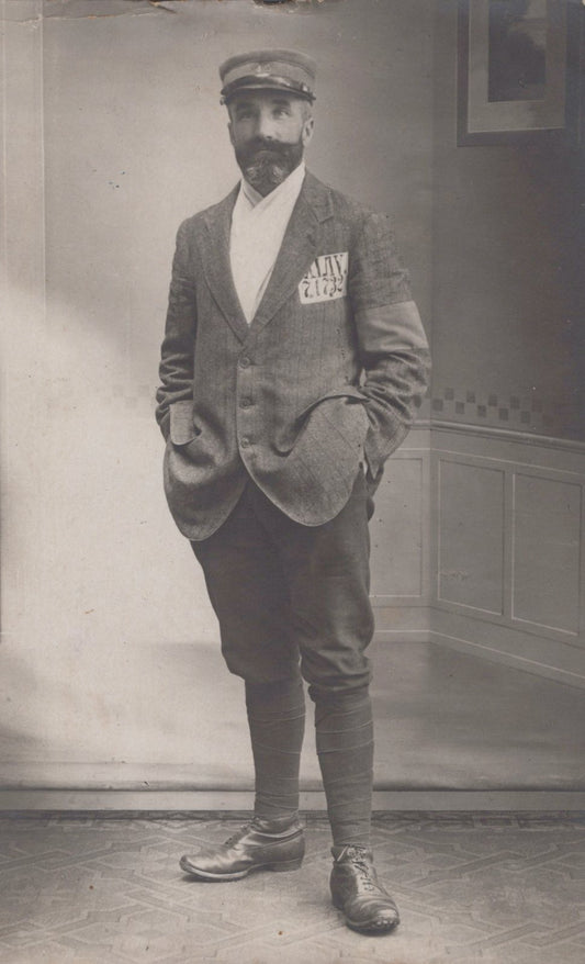 carte photo d'un prisonnier de guerre du 45°RIT (Givet, Charleville) en tenue civile avec képi !