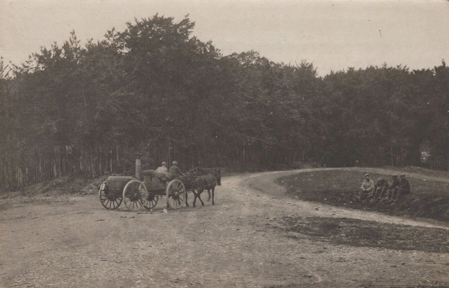 carte photo d'une cuisine roulante en déplacement 1914-1918