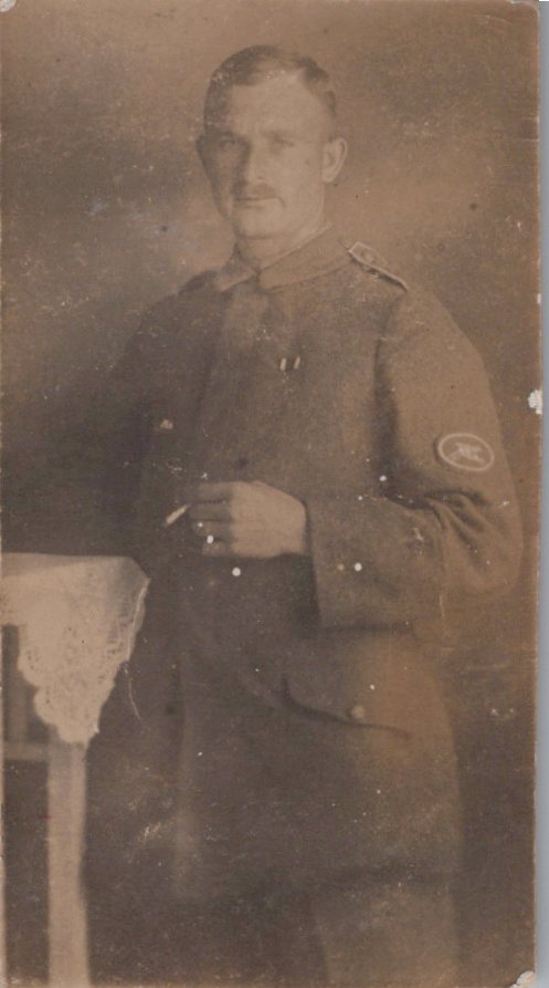 petite photo d'un mitrailleur allemand 1914-18 décoré de la croix de fer 8x4 cm