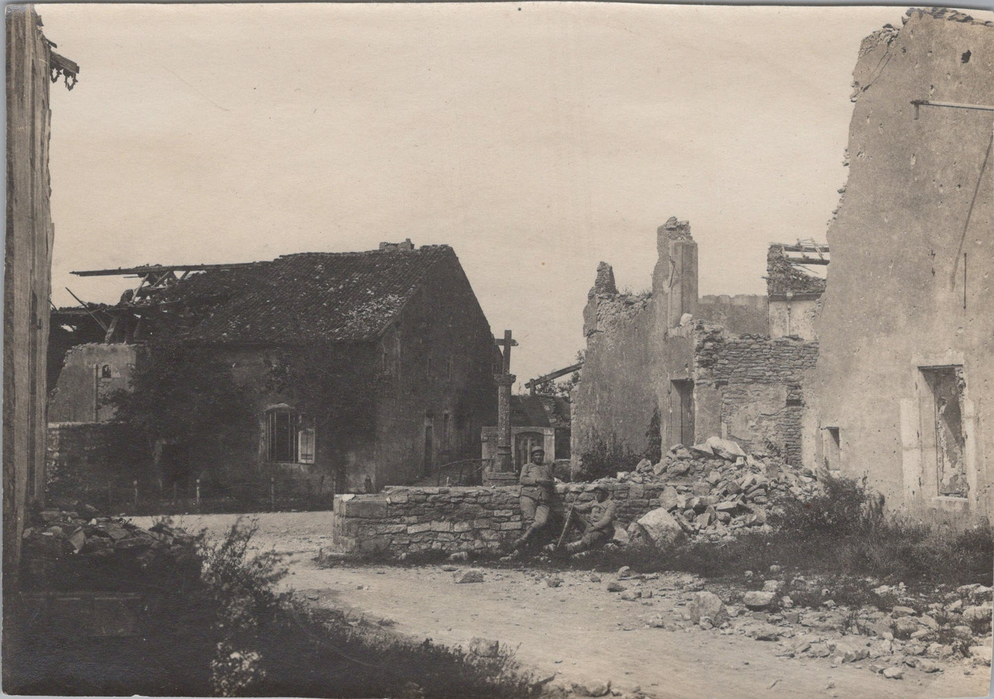 7 grandes photos d'une église française et un village détruits 14-18 18x13 cm