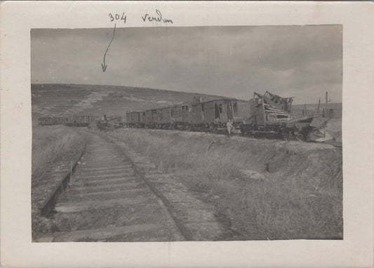 grande photo train détruit à Verdun sous la côte 304 14-18 18x13 cm