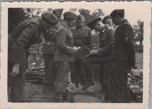 photo rédition des allemands poche de Lorient Merlevenez 8 mai 1945 8,5 x 6 cm