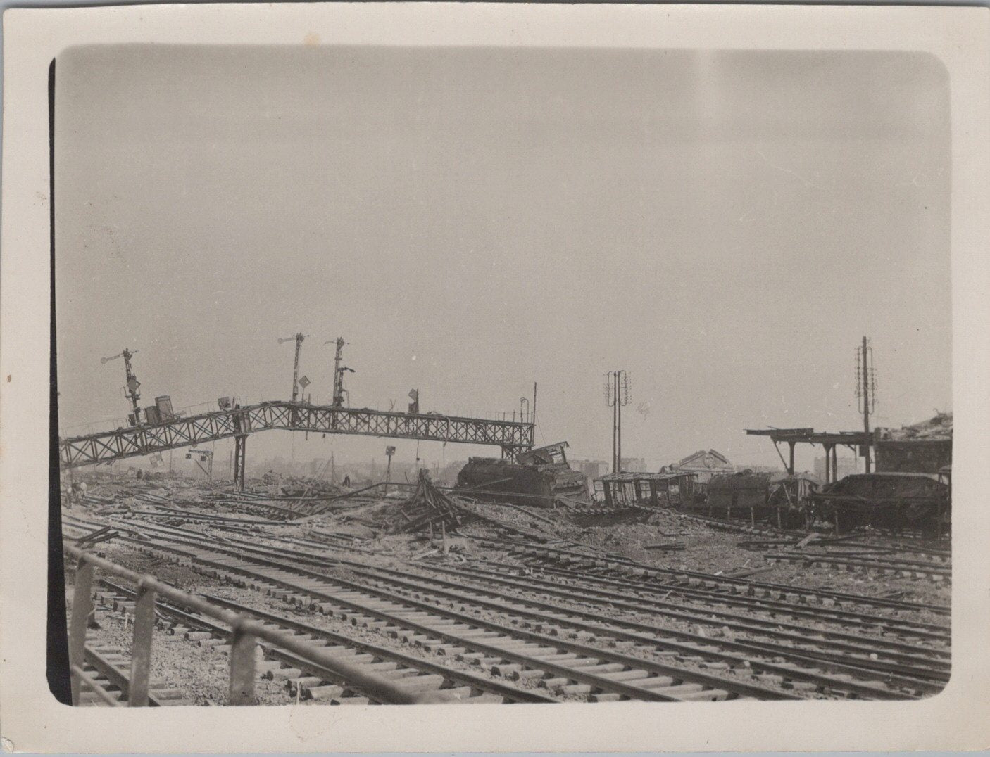 série de 6 photos destructions par bombardement dans une gare française 1939-45