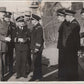 photo général de Gaulle visitant des marins France Libre 1940-45