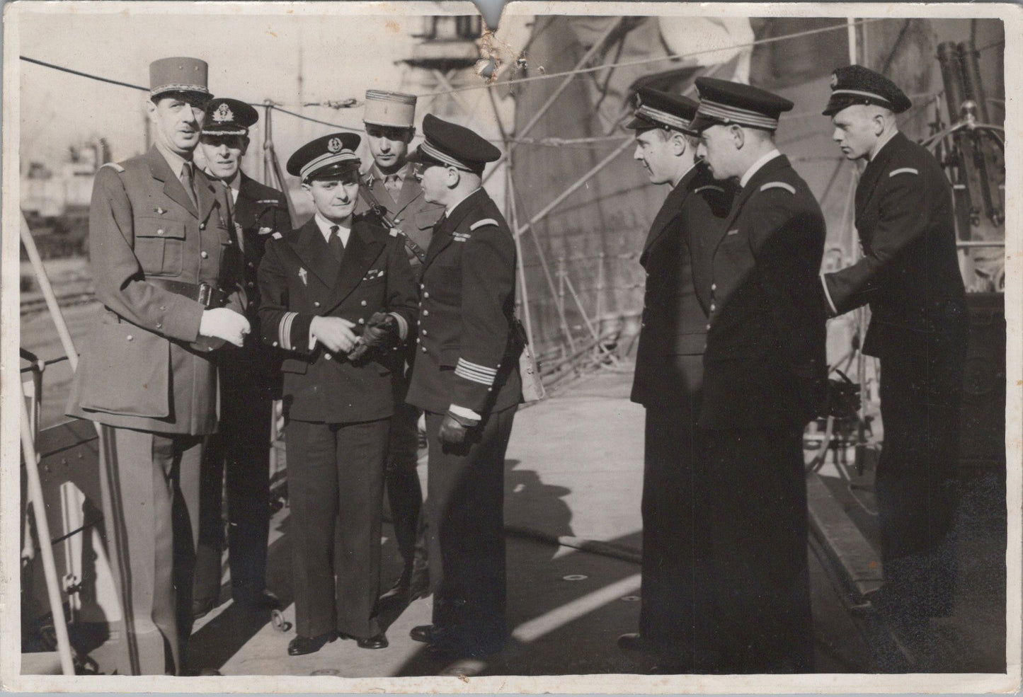 photo général de Gaulle visitant des marins France Libre 1940-45