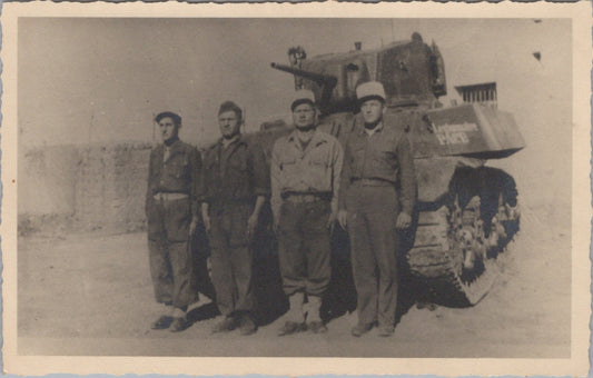 photo format CPA légionnaires du 1°REC devant char Stuart (legionnaire Pace) 1944-45