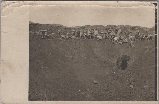carte photo soldats français dans un énorme entonnoir de mine 1914-1918
