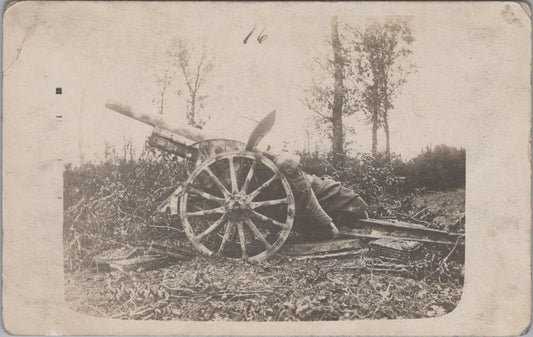 carte photo d'un soldat allemand en Stalhelm tué sur sa pièce d'artillerie