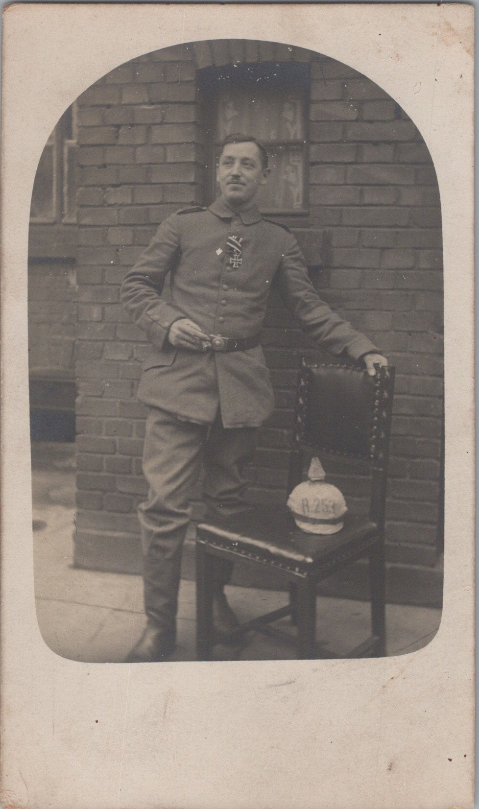 carte photo soldat allemand R  253 sur le casque à pointe, décoré de la Croix de Fer 1914-1918