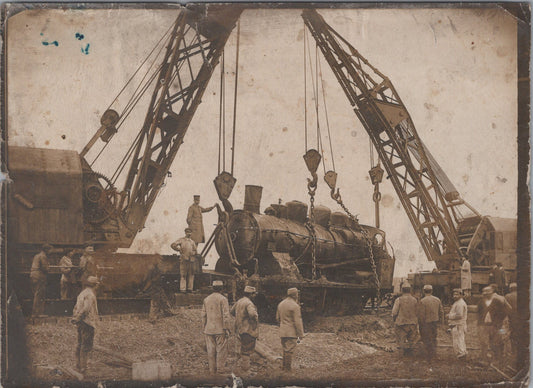 photo manutention d'une locomotive avec grues 1914-1918 18x13 cm