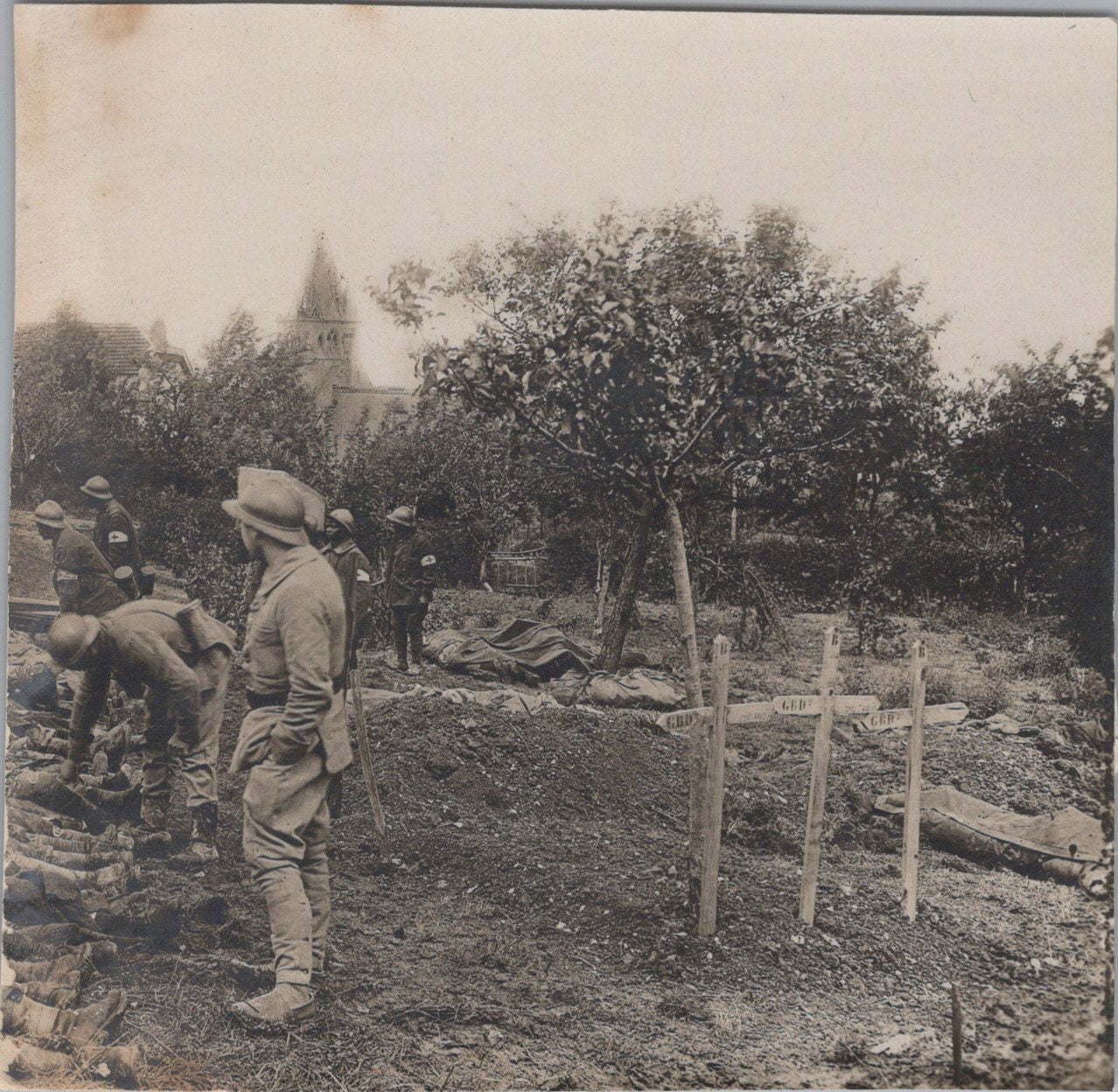 photo enterrement et identification de corps vers Reims juillet 1918, avec sénégalais 10,5 x 10,5 cm