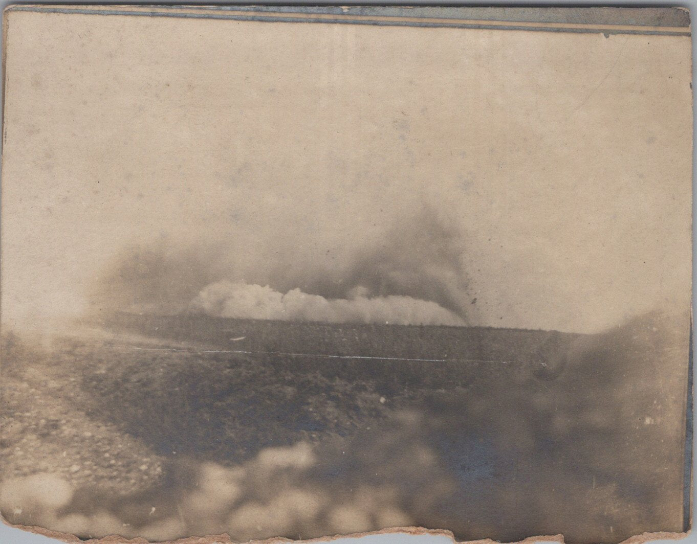 photo d'une explosion de mine secteur de Fricourt dans la Somme 1914-1918 11,5 x 8,5 cm