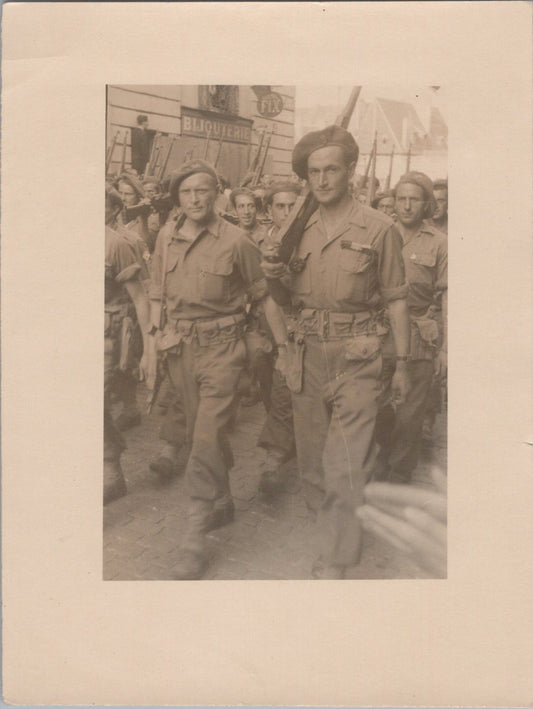 photo de legionnaires de la 13°DBLE en défilé 1944-45 12x9 cm
