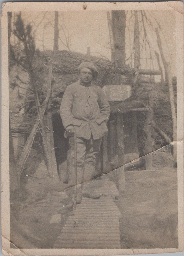 photo d'un poilu devant un abri Reims Courmontreuil avril 1917 8x6 cm