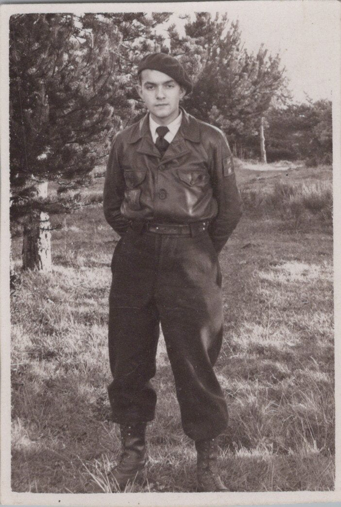photo jeune des chantiers de jeunesse avec blouson de cuir, légende au dos 9x6 cm