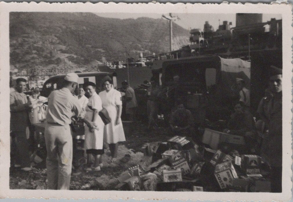 photo Indochine assistantes sociales féminines percevant des paquets de gateaux 8,5 x 6 cm