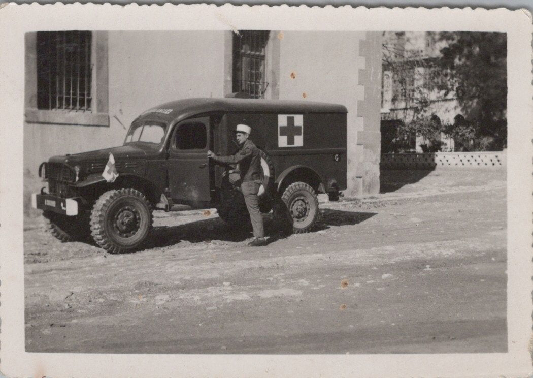 photo Indochine légionnaire devant son Dodge ambulance  8,5 x 6 cm