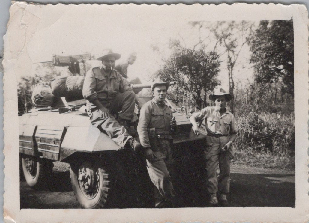 photo Indochine AM8 avec équipage  8,5 x 6 cm