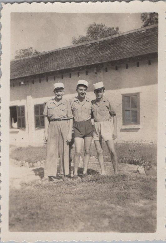 photo Indochine 3 légionnaires en képi blanc dont parachutiste  8,5 x 6 cm