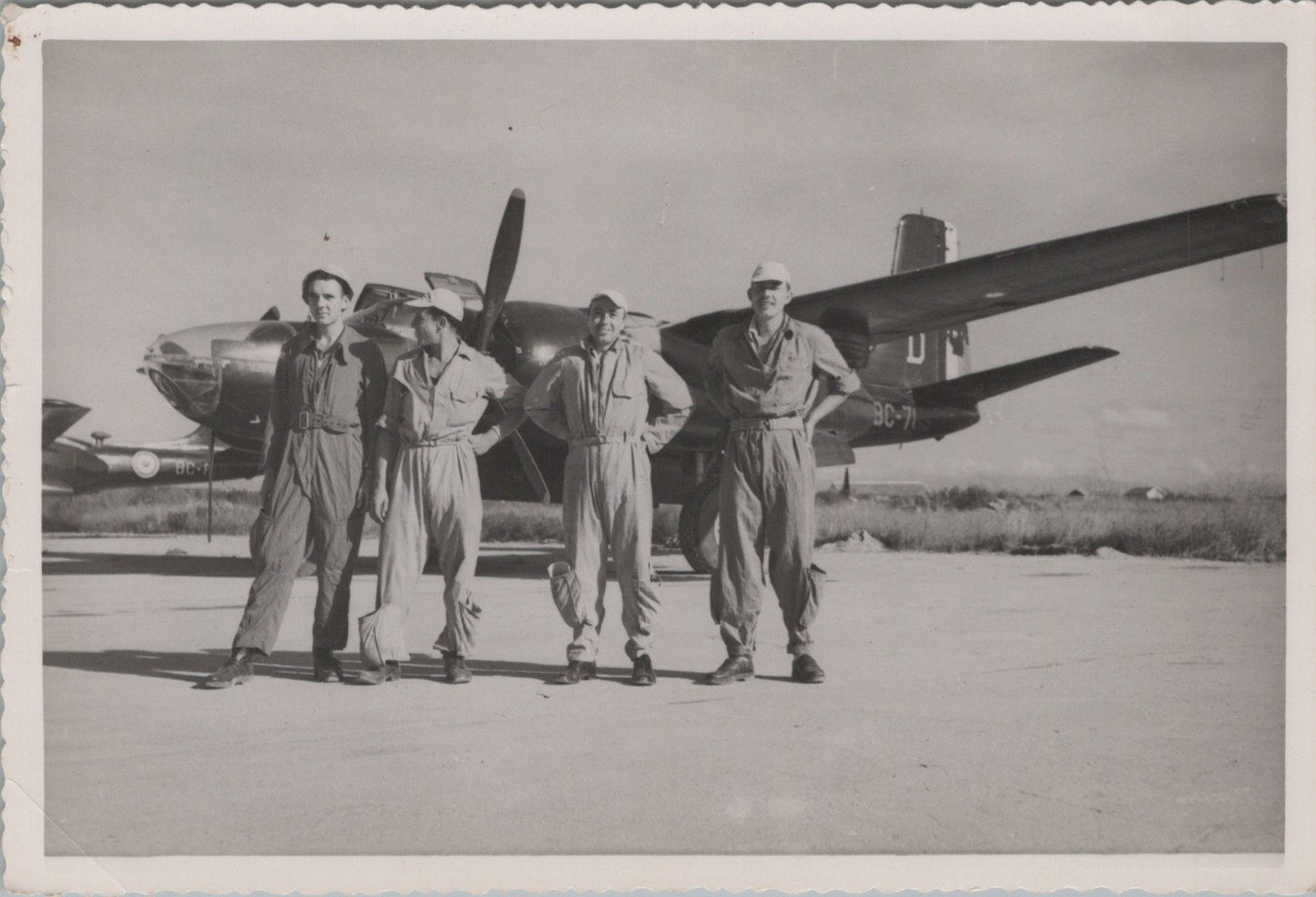 série de photos format carte postale aviation en Indochine avec avions