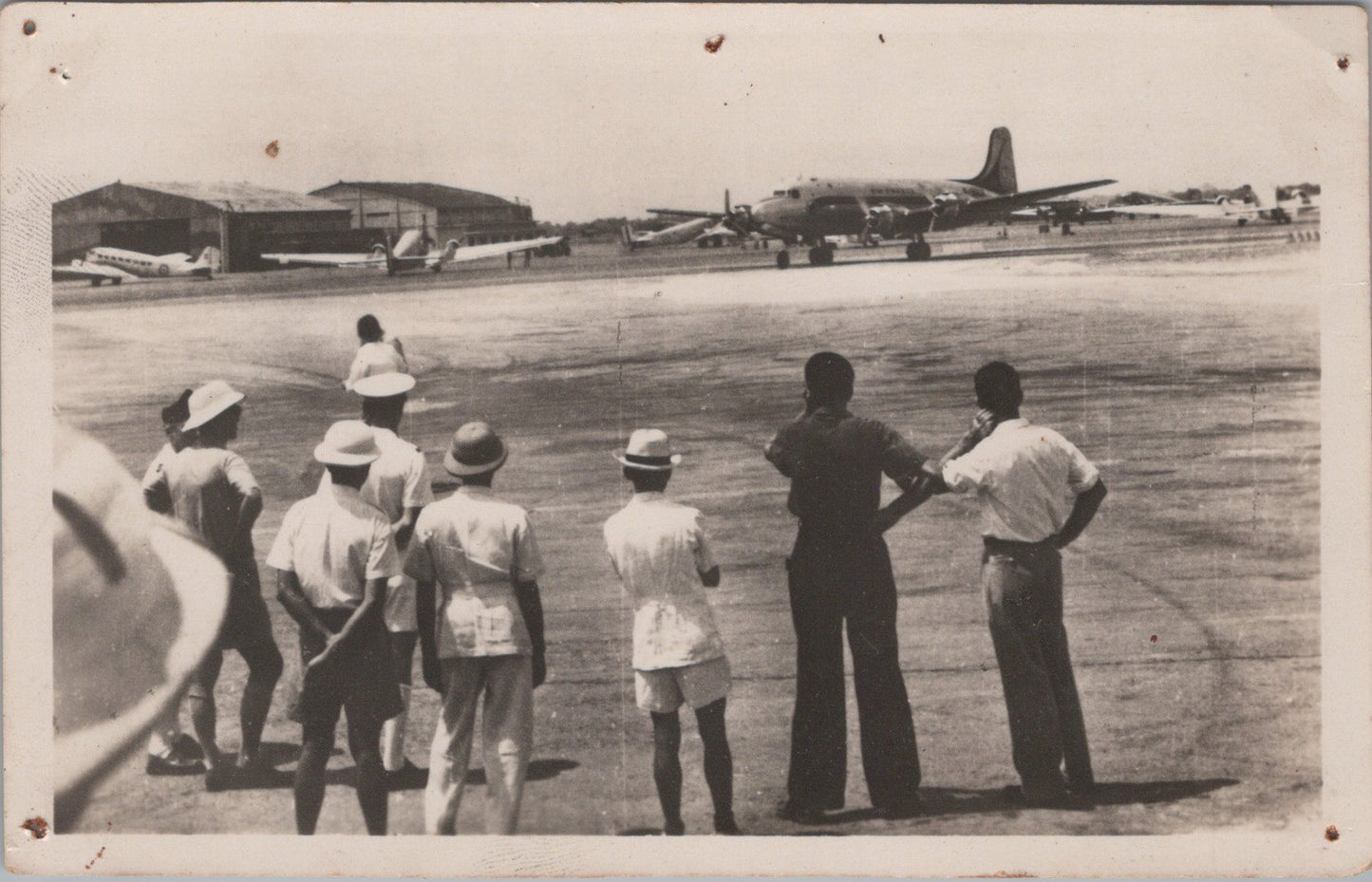 série de photos format carte postale aviation en Indochine avec avions