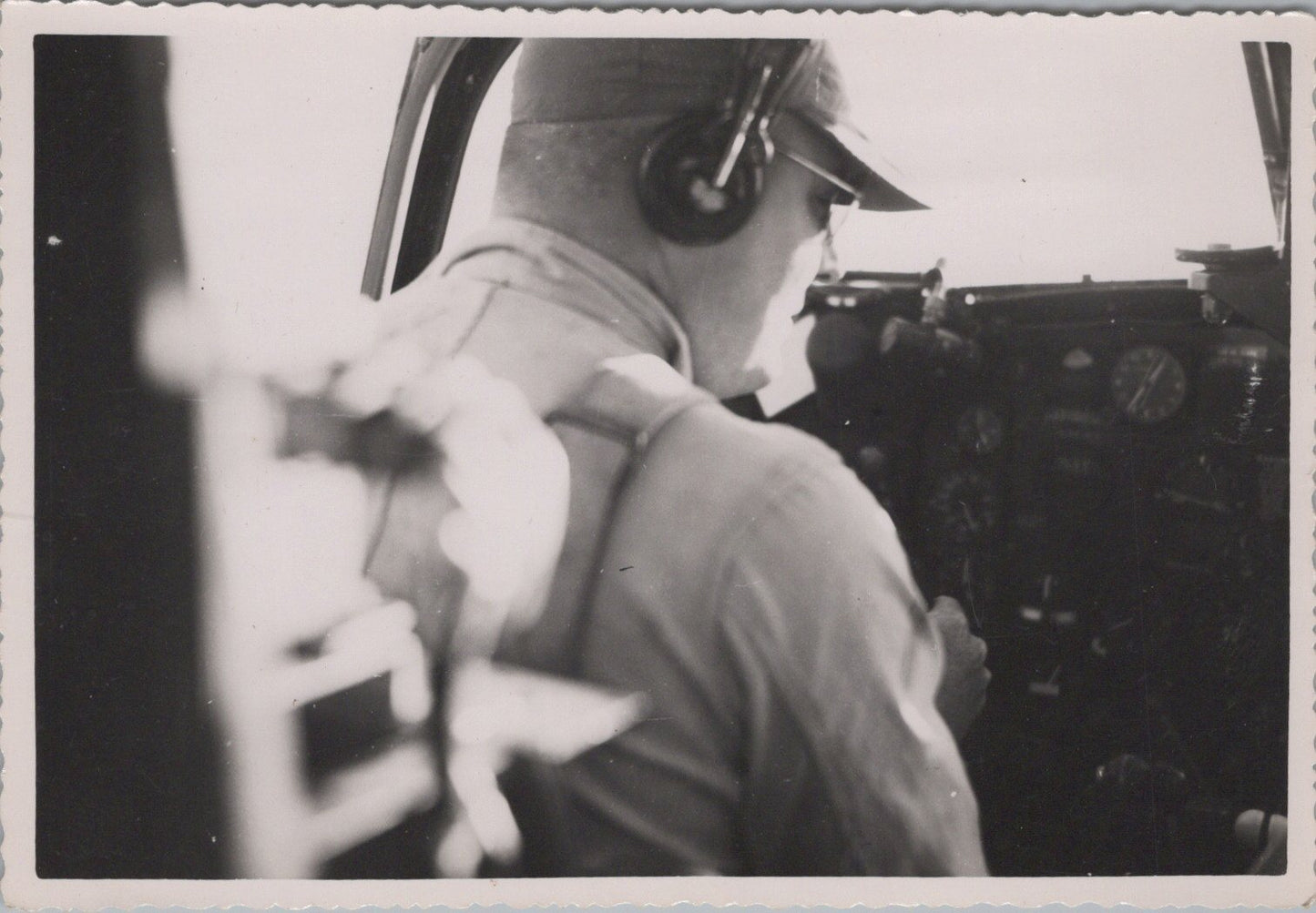 série de photos format carte postale aviation en Indochine avec avions