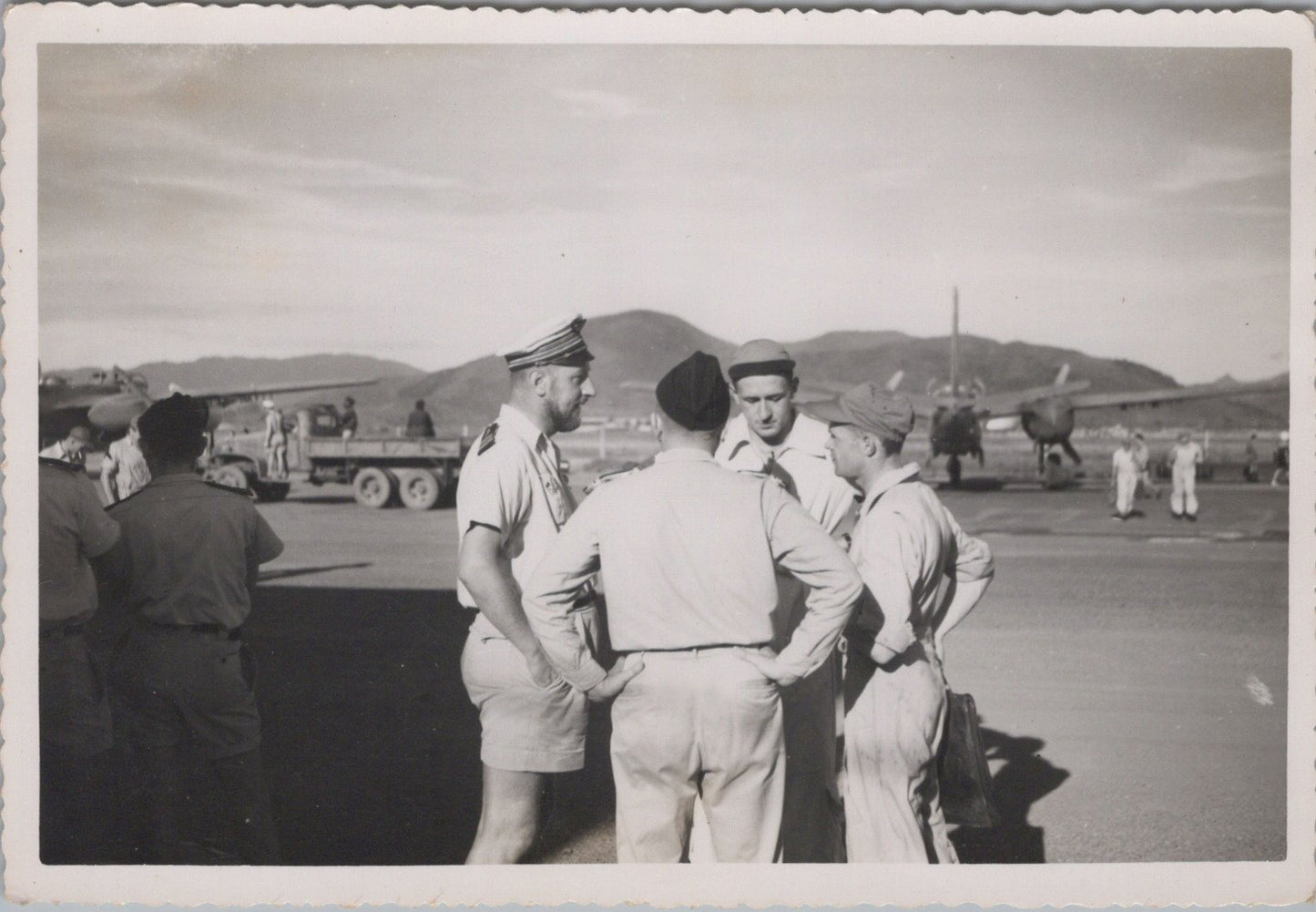 série de photos format carte postale aviation en Indochine avec avions
