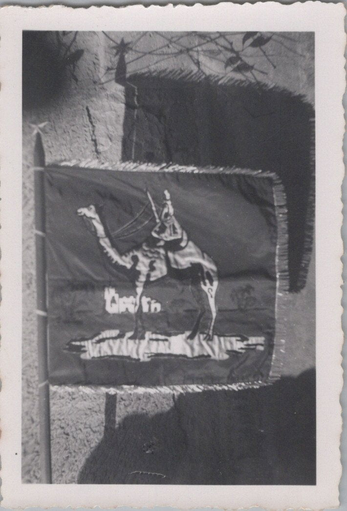 2 photos du fanion du chantier de jeunesse Charles de Foucauld 8,5 x 6 cm