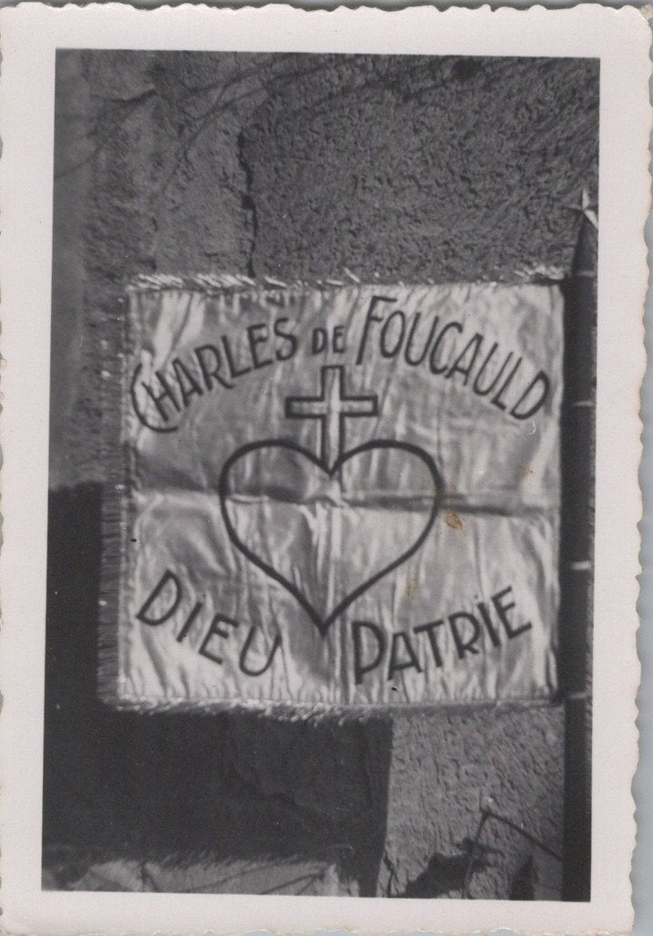 2 photos du fanion du chantier de jeunesse Charles de Foucauld 8,5 x 6 cm