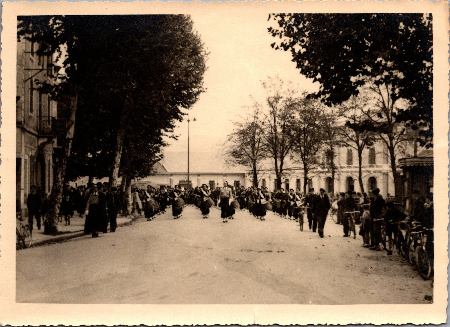 grande photo musique des Chantiers de Jeunesse à Tulle 1943  17,5x12,5 cm