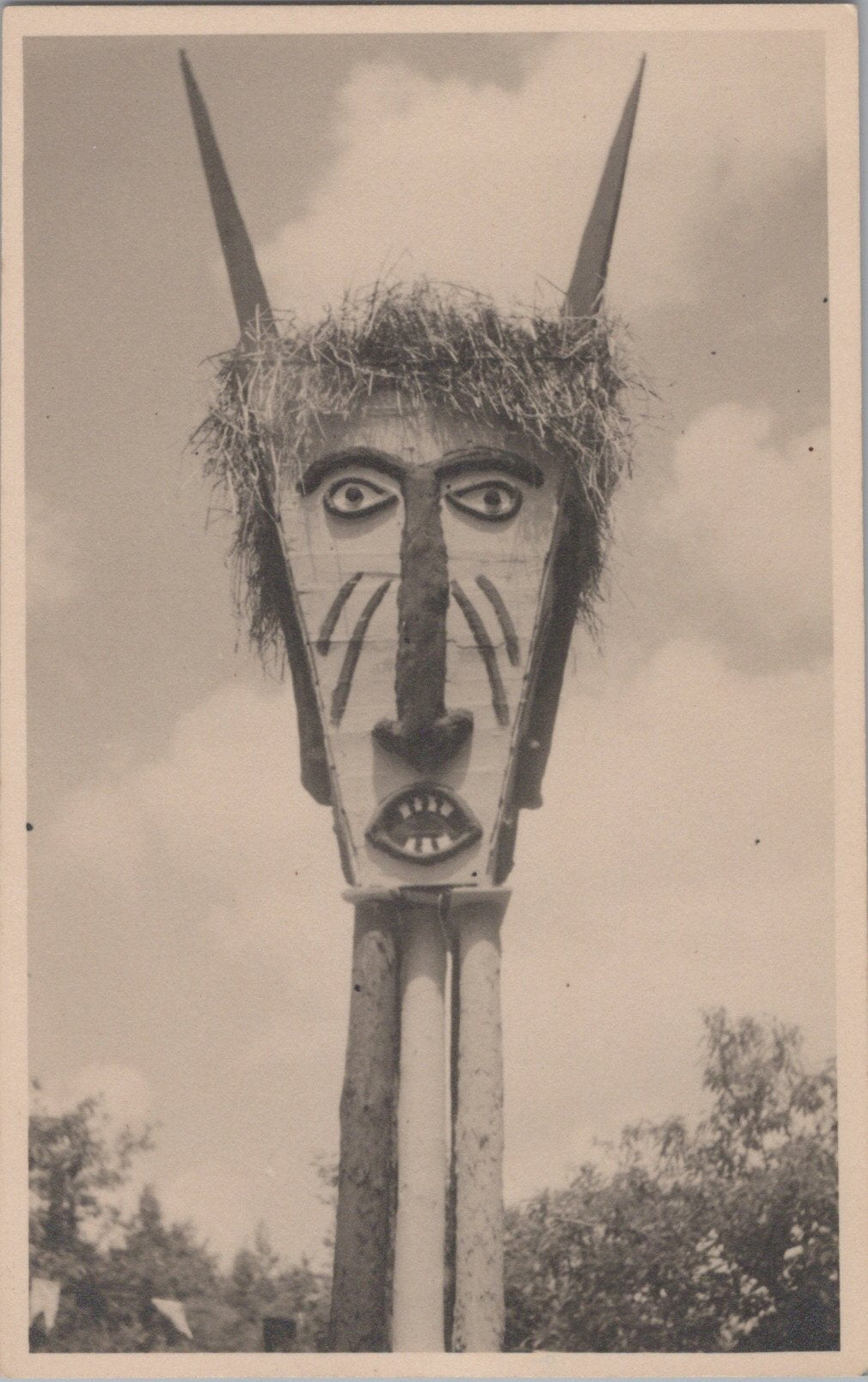 carte photo d'un "totem" des chantiers de jeunesse