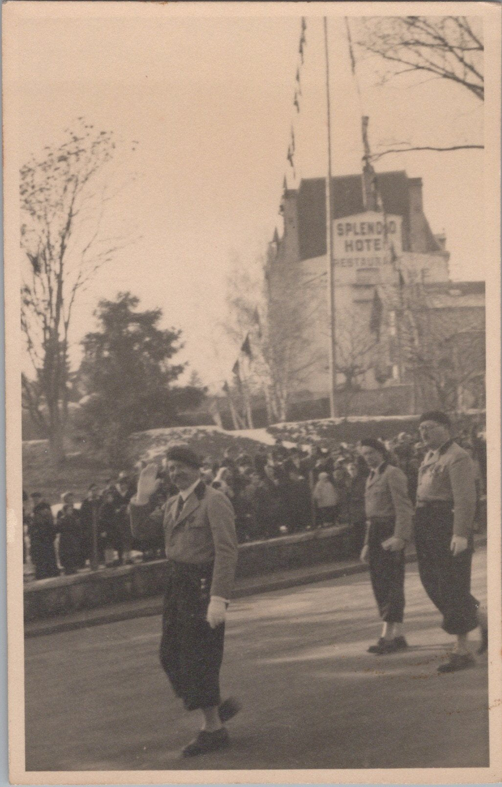 carte photo commissaire de la Porte du Theil des chantiers de jeunesse Chatel Guyon 1942