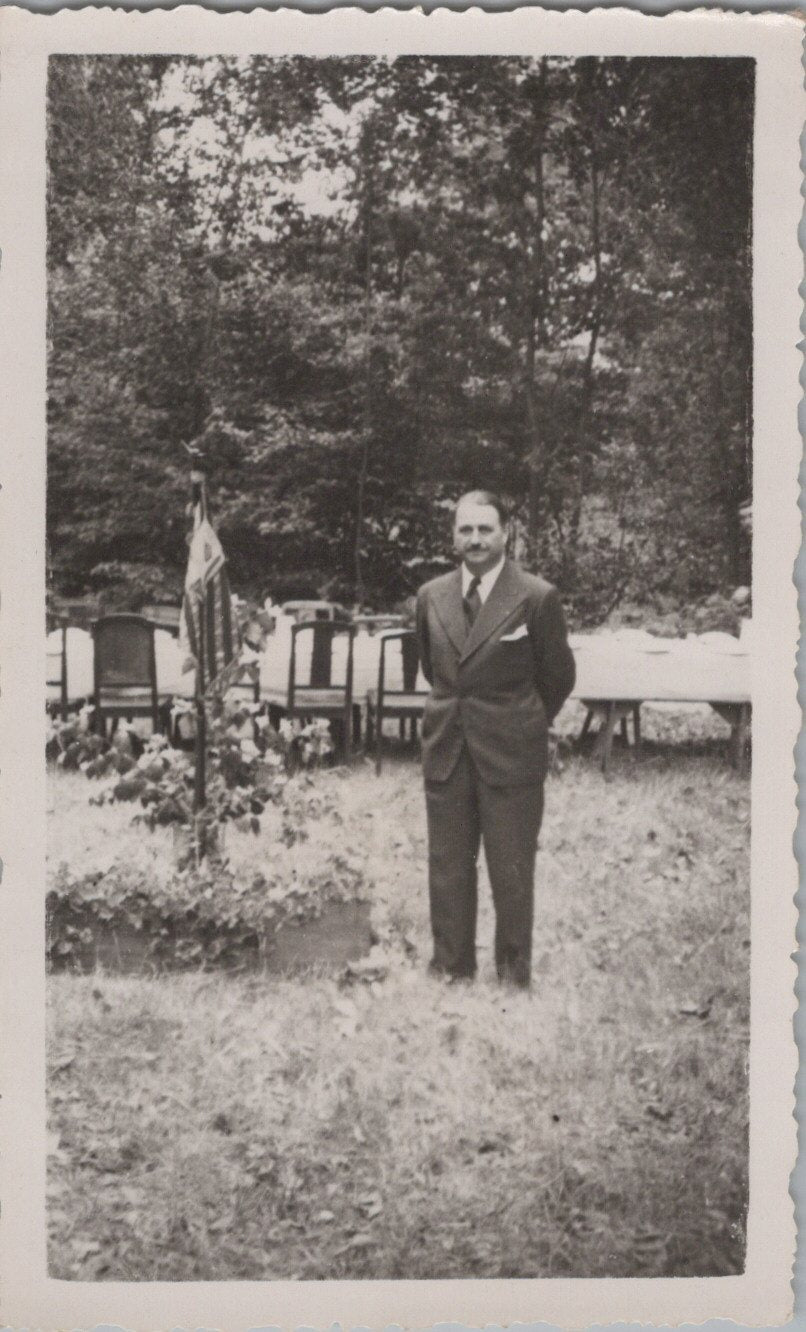 photo chantiers de jeunesse chef de Pontbriand en civil avec fanion 11x7 cm
