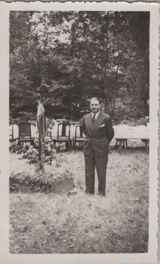photo chantiers de jeunesse chef de Pontbriand en civil avec fanion 11x7 cm