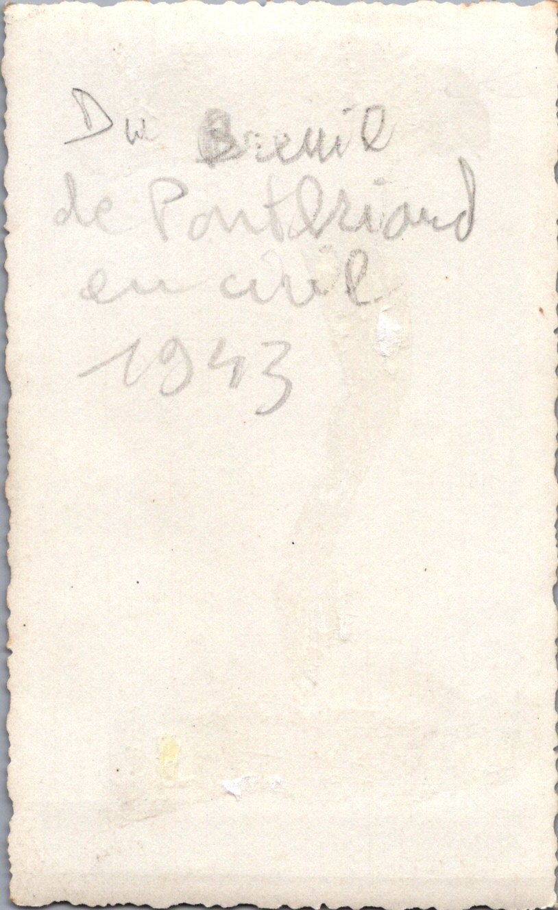 photo chantiers de jeunesse chef de Pontbriand en civil avec fanion 11x7 cm