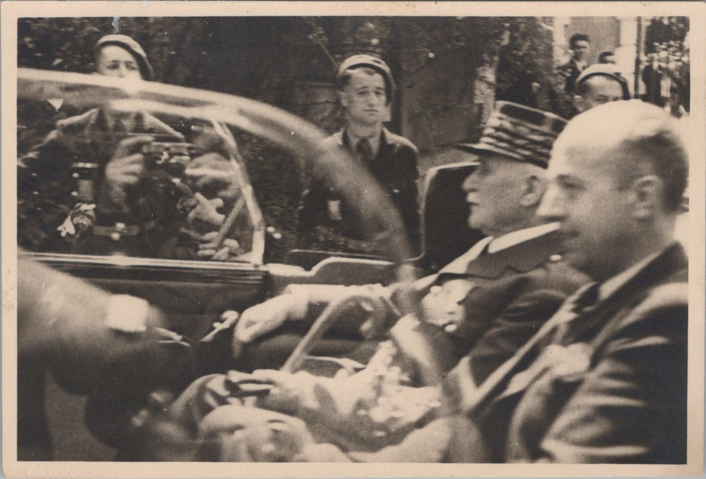 photo chantiers de jeunesse avec Petain 12,5x9 cm